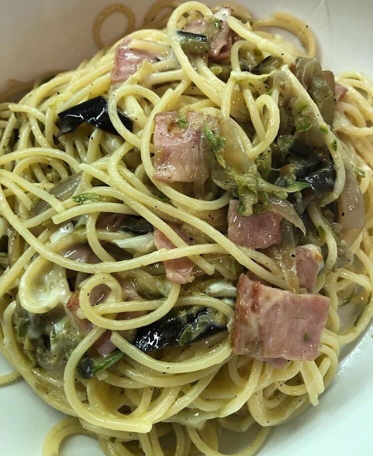 spaggeti me kolokithi melitzana kremidi bakon kai motsarela